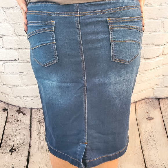 Medium wash denim skirt - Picture 3 of 3